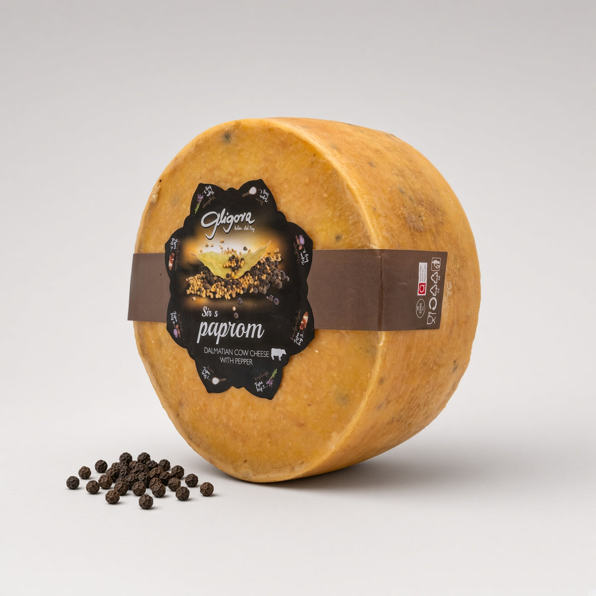 Kuhmilchkäse mit schwarzem Pfeffer