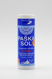 Paška Sol posuda sa solju s plavom etiketom na bijeloj pozadini