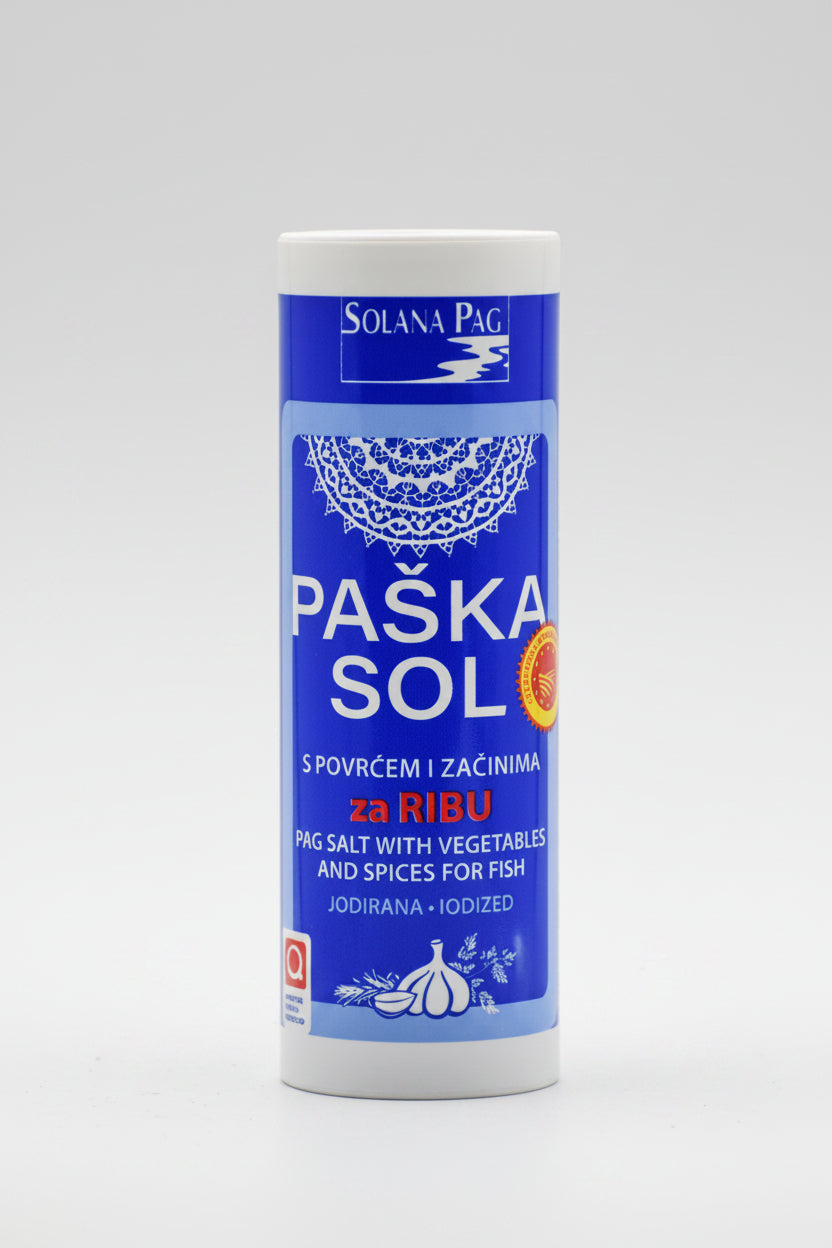 Paška Sol posuda sa solju s plavom etiketom na bijeloj pozadini
